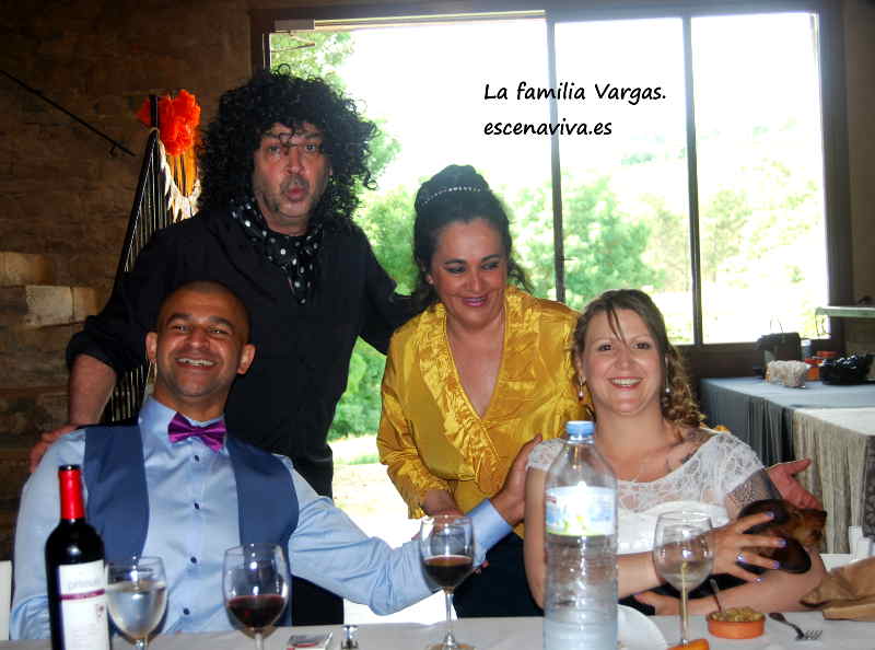 Felicitando a los novios en el show impro para banquetes de boda